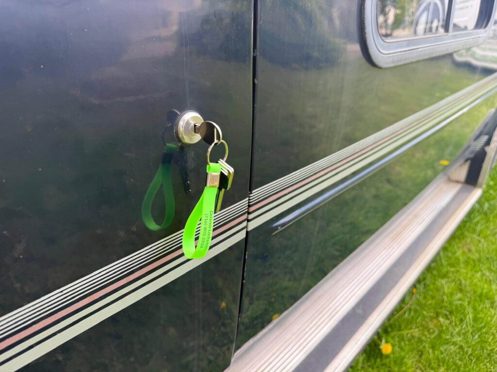 Car lockout service with keys in a vehicle door lock in the Buffalo Metro area